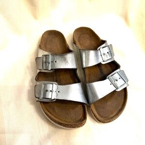 🌻😎 Birkenstock Arizona Silver Leather Size 41 W / 10.5 - 11  # 15
